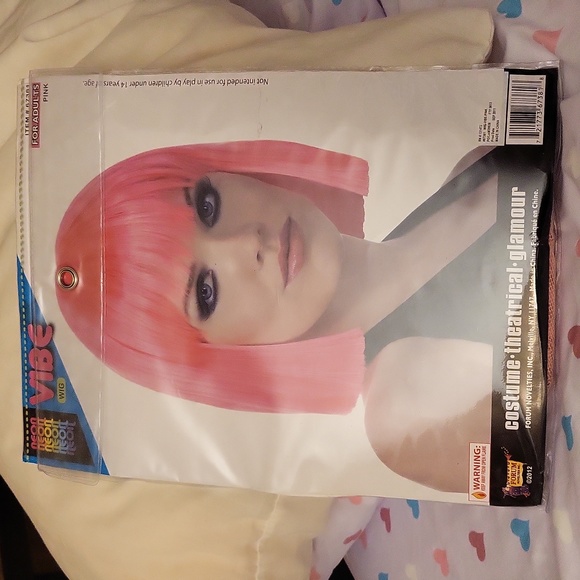 Pink bob wig - Picture 3 of 3